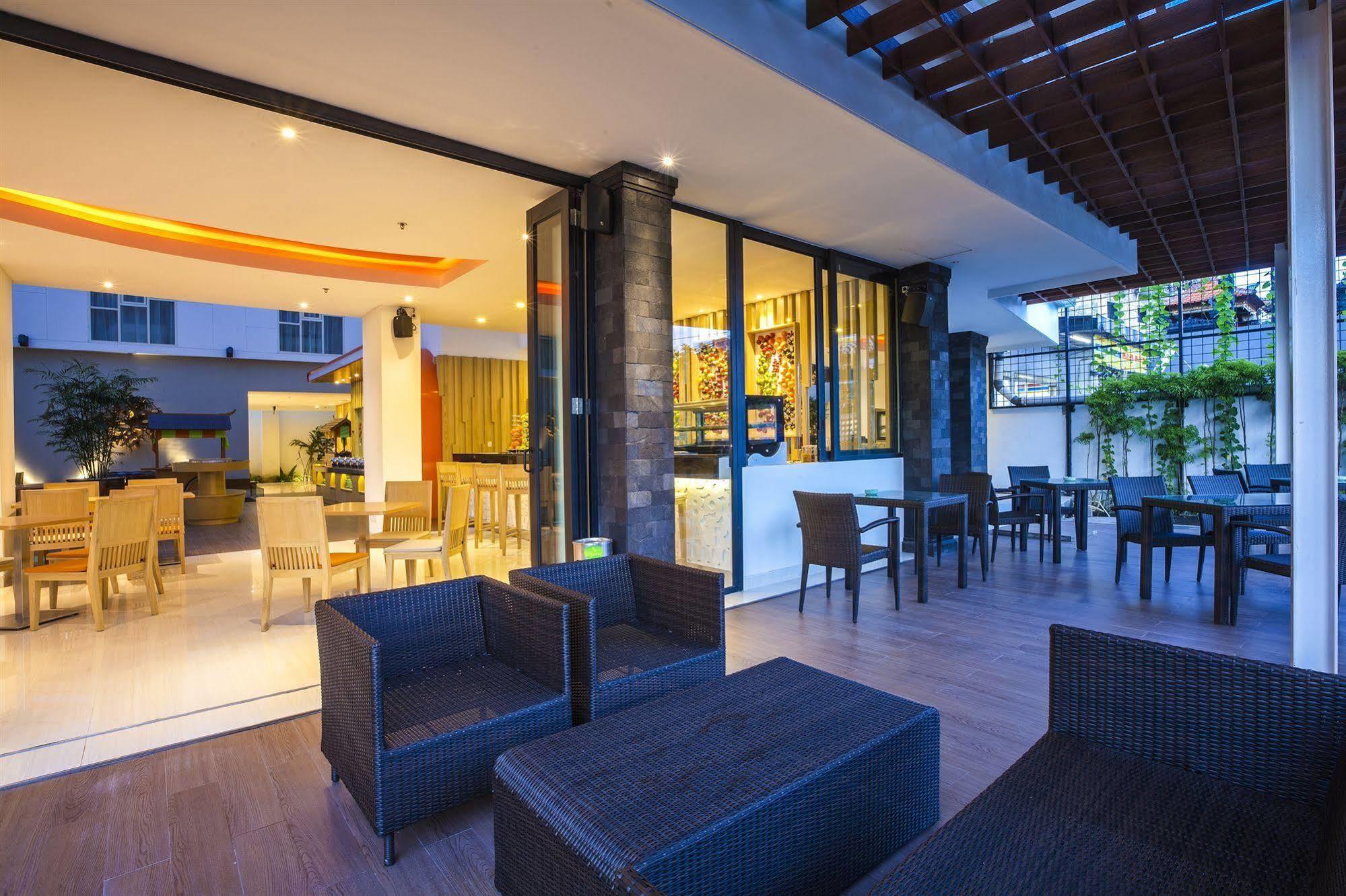 Harris Hotel Raya 꾸따 외부 사진