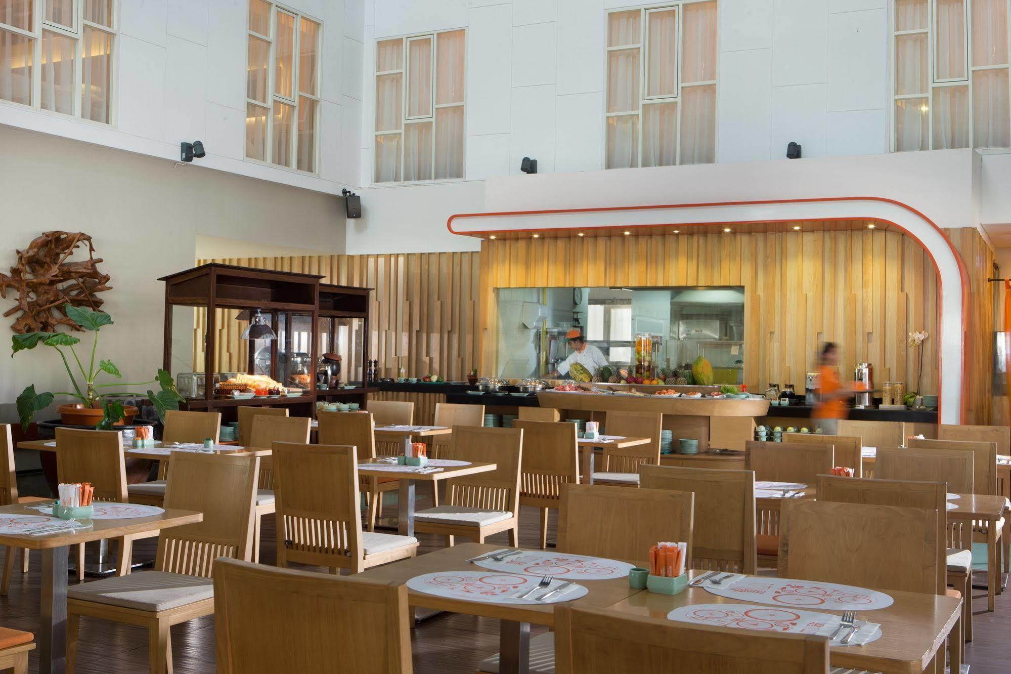 Harris Hotel Raya 꾸따 외부 사진