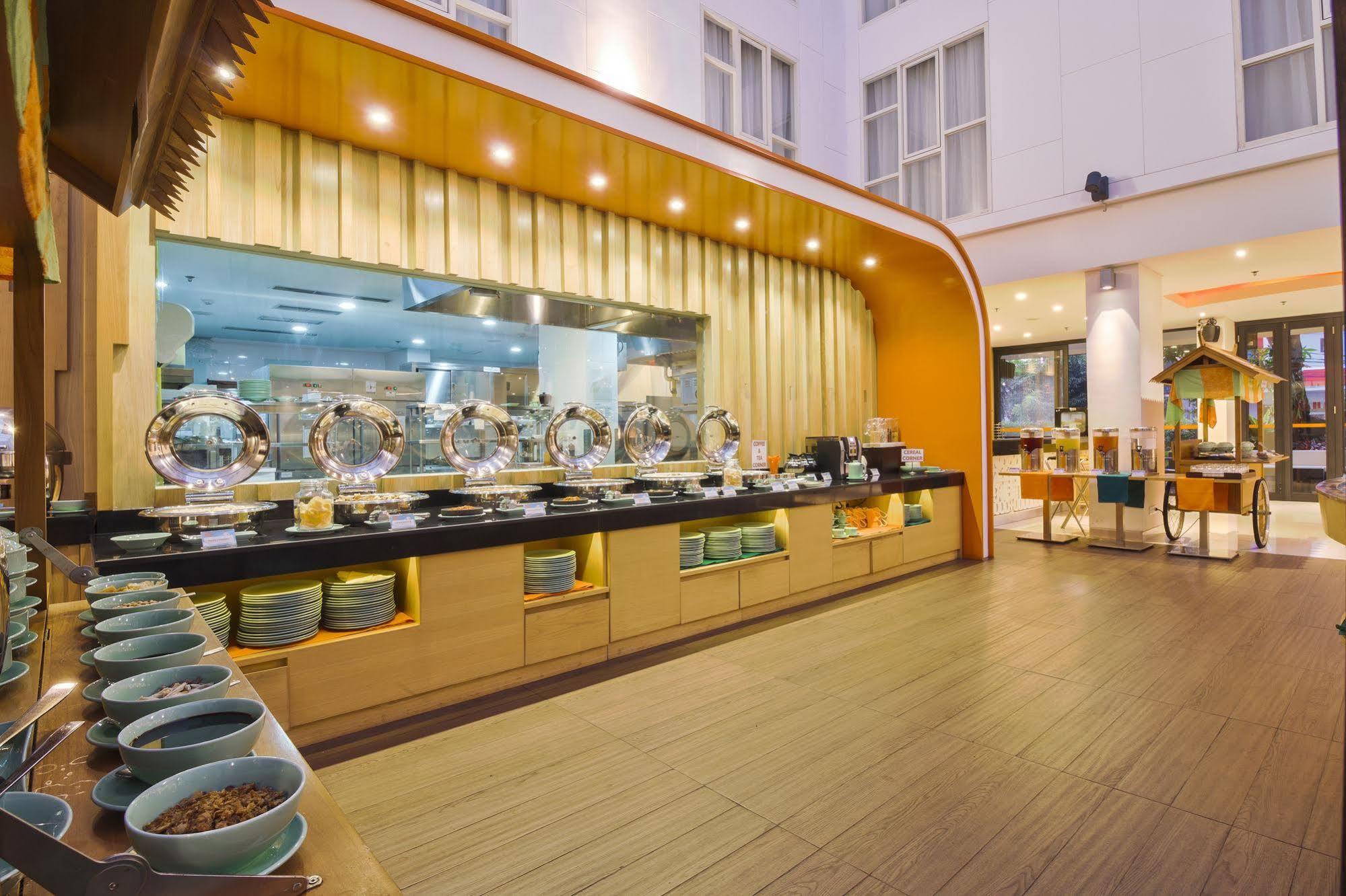 Harris Hotel Raya 꾸따 외부 사진